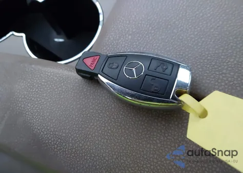 2011 Mercedes-Benz C 300 Luxury 4Matic/Sport 4Matic z USA, uszkodzony, nr VIN WDDGF8BB8BR179273